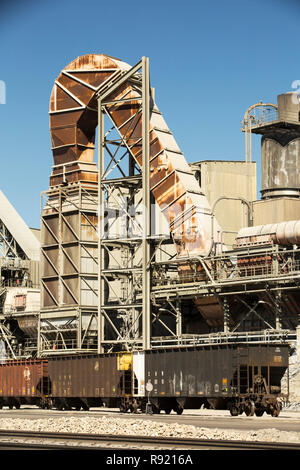 Une cimenterie à Tehachapi Pass, Californie, USA, la production du ciment est l'un des la plupart des émissions des industries de la faim sur la planète. Banque D'Images