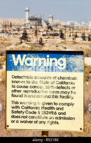 Le Coucher du soleil à Midway Oilfield Taft, Bakersfield, Californie, USA. À la suite d'une sécheresse sans précédent de quatre ans, Bakersfield est maintenant la ville la plus sèche de l'USA, entraîné par le changement climatique. Les Américains ne parviennent pas toujours à faire le lien entre leur dépendance aux combustibles fossiles et les changements climatiques. La plupart des puits de pétrole dans ce domaine ont été fracturée. Banque D'Images