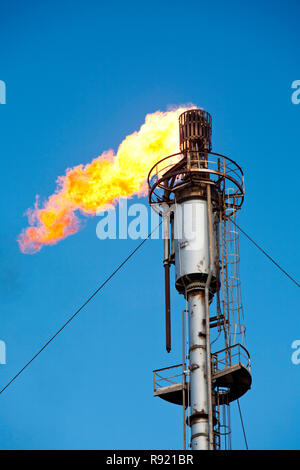 Le torchage du gaz au terminal d'huile sur l'île de flotta dans les Orcades en Écosse, au Royaume-Uni. 10 pour cent de la production de pétrole UKs vient par la Flotta terminal dans le champs de pétrole de la mer du Nord. Banque D'Images