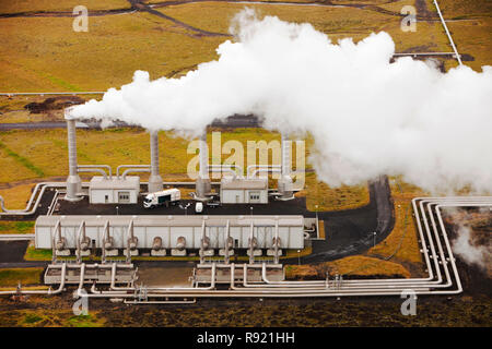 Géothermique de Hellisheidi, Hengill dans l'Islande est le deuxième plus grand du monde l'énergie géothermique. Il sera bientôt doté d'une capacité de 300 MW de production d'électricité. Il fournit également l'eau chaude via un pipe-line à Reykjavik pour le chauffage des locaux pour les ménages et l'industrie. L'Islande génère 100 % de son électricité à partir des énergies renouvelables, à environ 70  % de l'électricité et 30  % de l'énergie géothermique. Banque D'Images