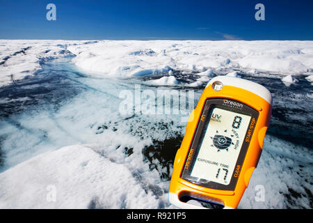 L'eau de fusion sur l'inlandsis du Groenland près du camp Victor au nord d'Ilulissat. L'inlandsis du Groenland est la plus grande à l'extérieur de l'inlandsis de l'Antarctique. Temperatues ont augmenté de 9 degrés fahrenheit au Groenland au cours des 60 dernières années en raison de changements climatiques d'origine humaine. C'est à l'origine de la nappe de glace à fondre à un rythme sans précédent qui est profondément inquiétant que la nappe de glace contient assez d'eau pour élever les niveaux de la mer de 9 mètres. Banque D'Images