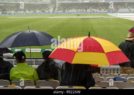 Dans le cadre du CMC et des oeufs bacon distinctif abri couleurs de spectateurs une lourde averse pendant l'Angleterre v l'Inde 2018 test match Banque D'Images