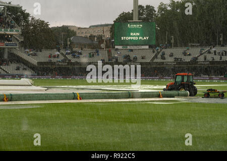 Pluie torrentielle pendant l'Angleterre v l'Inde 2018 Lords test. Le grand écran affiche les mots "pluie a cessé Play' Banque D'Images