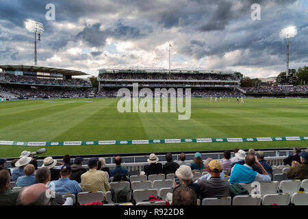 Une foule clairsemée du Lords Cricket regarder le deuxième jour de l'Angleterre v l'Inde test match après une journée de pluie et très peu de temps de jeu. Banque D'Images