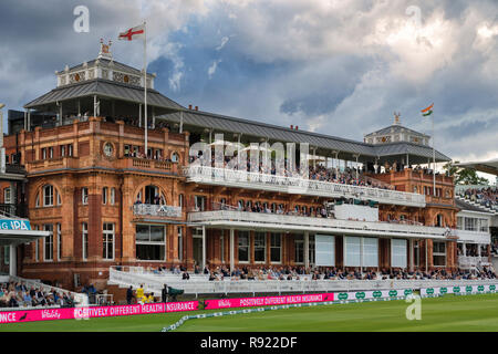 Le Pavillon du Lords Cricket Ground en soirée spectaculaire lumière sous un ciel d'orage au cours de l'Angleterre contre l'Inde 2018 test Banque D'Images