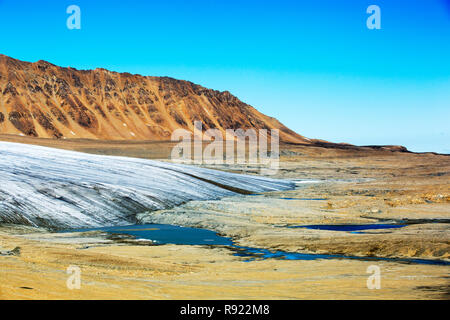 Un glacier à l'Ouest sur Recherchefjorden avec Svalbard montrant la moraine vitesse de recul massif au cours des 100 dernières années.. L'ensemble des glaciers Svalbards sont en retrait, même dans le nord de l'archiapelago malgré étant seulement autour de 600 milles du Pôle Nord. Banque D'Images