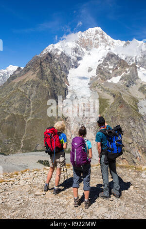 Les randonneurs sur le Tour du Mont Blanc qui monte de la Vallon de la Lex Blanche en Italie, sous le Mont Blanc. Banque D'Images