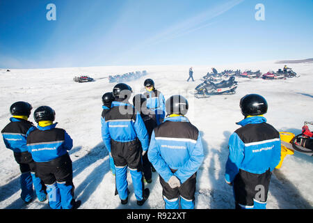 Les touristes sur un voyage de motoneige sur le glacier de Langjökull, qui recule rapidement en raison des changements climatiques. Les scientifiques estiment que tous les glaciers d'Islande aura disparu dans 100 ans. Banque D'Images