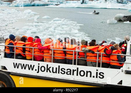 Glace Jokulsarlon lagoon est un des endroits les plus visités de l'Islande. Il a été créé par la régression rapide du glacier Breidamerkurjokull qui balaie en bas de la calotte glaciaire de Vatnajokull. Ice bergs mettent bas à l'avant et flotter dans le lagon avant de flotter sur la mer quand assez petit. Tous les glaciers reculent rapidement, et sont prévus pour disparaitre complètement dans les 100 prochaines années. Les films Batman et James Bond ont été filmés à la lagune de glace. Les touristes peuvent faire des excursions en bateau pour s'approcher des points de vue de l'iceberg. Banque D'Images