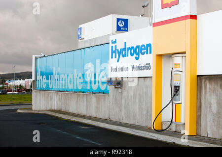 Une station-service d'hydrogène à la périphérie de Leon, Espagne. La station de remplissage est administré par Shell et fait partie d'un projet d'aide à l'Islande passer de loin de pétrole importé, pour alimenter ses véhicules de l'hydrogène. L'Islande s'est engagé à aller vers une économie de l'hydrogène d'ici 2050. L'Islande est idéalement adapté à une économie de l'hydrogène comme il dispose de multiples fournitures d'électricité d'origine renouvelable, qui peut être utilisé pour séparer l'eau, pour créer de l'hydrogène. Banque D'Images