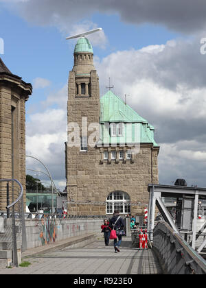 La tour ouest à l'ancien stade d'atterrissage à Hambourg Banque D'Images