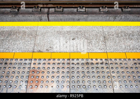 Au bord de la plate-forme tactile paving a également appelé d'avertissement détectables pour aider surface piétons malvoyants, sans personnage Banque D'Images