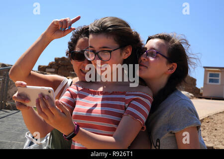 Attica Grèce Cap Sounion, la mère et les filles en tenant avec Smartphone Selfies Banque D'Images