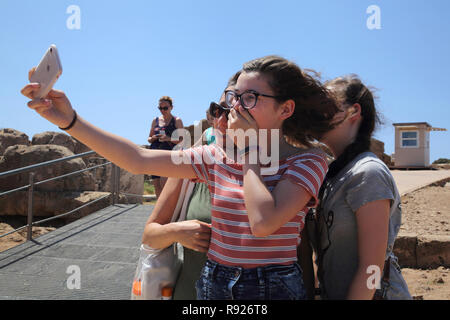 Attica Grèce Cap Sounion, la mère et les filles en tenant avec Smartphone Selfies Banque D'Images