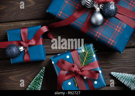 Décorations de Noël et des cadeaux de Noël sur une vieille table en bois. Noël arrière-plan. Nouvelle année 2019. Banque D'Images