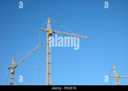 Big Yellow Crane Tower construction plus de ciel bleu clair comme arrière-plan photo horizontale Banque D'Images
