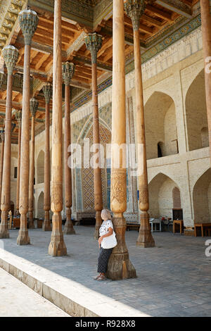 Boukhara, Ouzbékistan 31 août mosquée Bolo Haouz. Entrée principale des colonnes minces faites de bois peint. Historique de l'Unesco célèbre site antique de l'Asie de l'Est Banque D'Images