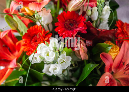 Bouquet de fleurs différentes dynamiques tels que des lys asiatiques orange, l'alstroemeria, germinis, roses et chrysanthèmes jaunes Banque D'Images