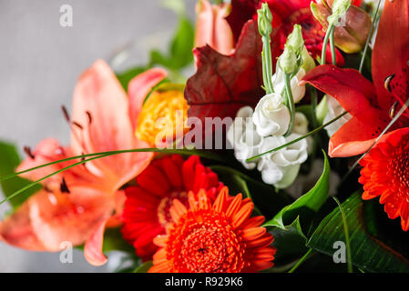 Bouquet de fleurs différentes dynamiques tels que des lys asiatiques orange, l'alstroemeria, germinis, roses et chrysanthèmes jaunes Banque D'Images
