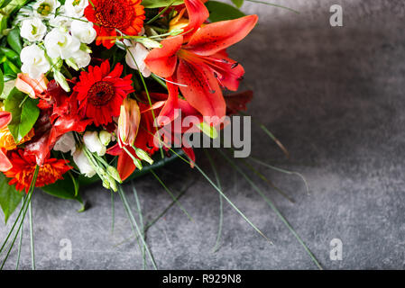 Bouquet de fleurs différentes dynamiques tels que des lys asiatiques orange, l'alstroemeria, germinis, roses et chrysanthèmes jaunes Banque D'Images