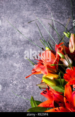 Bouquet de fleurs différentes dynamiques tels que des lys asiatiques orange, l'alstroemeria, germinis, roses et chrysanthèmes jaunes Banque D'Images