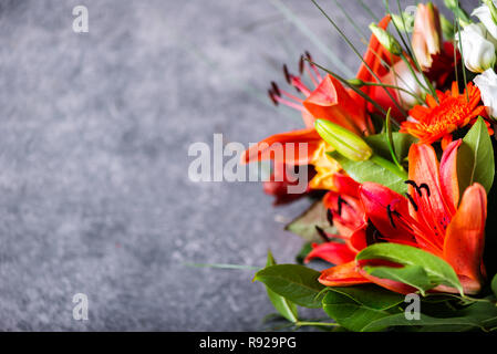 Bouquet de fleurs différentes dynamiques tels que des lys asiatiques orange, l'alstroemeria, germinis, roses et chrysanthèmes jaunes Banque D'Images