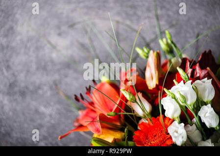 Bouquet de fleurs différentes dynamiques tels que des lys asiatiques orange, l'alstroemeria, germinis, roses et chrysanthèmes jaunes Banque D'Images