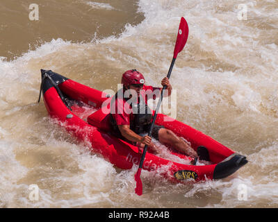 Palettes de son homme à travers trois gués ducky, rapide désolation inférieur au nord du canyon de la rivière Verte, de l'Utah. Banque D'Images