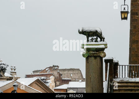 Rome congelé. Capitoline Wolf légendaire avec royal twins symbole de la ville, en haut de la colline du Capitole, recouvert de neige (avec copie espace) Banque D'Images