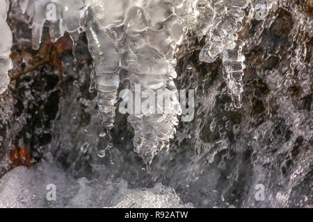 Les glaçons qui se forment dans la rivière qui coule petite cascade Banque D'Images