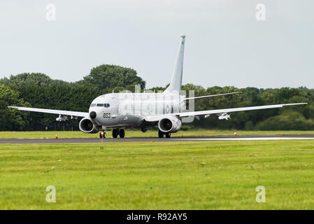 Un Boeing P-8 Poseidon anti-sous-marine et un avion de surveillance de l'océan de la marine des États-Unis. Banque D'Images