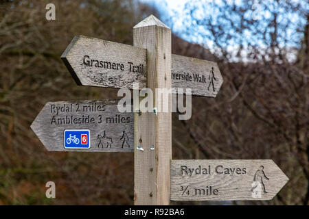 Bridleway en bois/sentier/cycle way signe indiquant la direction d'Ambleside, à Grasmere, Rydal Rydal et grottes. Lake District, Cumbria, England, UK Banque D'Images