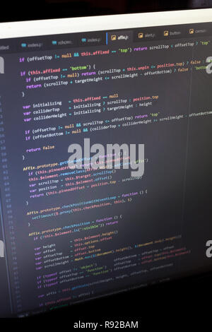 Programmation Php et Html en couleur le code source sur un moniteur écrit par un jeune programmeur. Banque D'Images