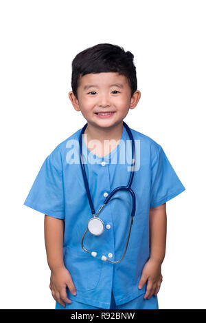 Smiling Asian Thai kid en bleu uniforme médical holding stethoscope isolé sur blanc, concept sain idée. chemin de détourage. Banque D'Images