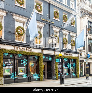 Store Front, vitrine avec des décorations de Noël, de la Tiffany & Co boutique de bijoux haut de gamme nous à Old Bond Street, Mayfair, London, England, UK Banque D'Images