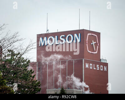 Montréal, Canada - le 5 novembre, 2018 : le logo de Molson Coors Molson Brewery tour de brique dans le centre-ville de Montréal, Québec. Il est l'un des plus grands producteurs de bière Banque D'Images