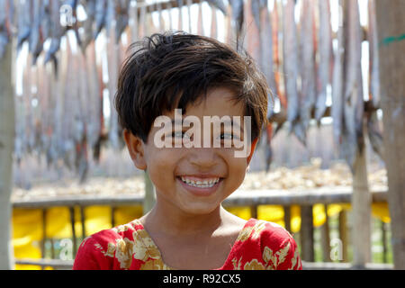 Portrait d'une fille à l'usine de poisson sec Nazirartek à Cox's Bazar, le Bangladesh. Banque D'Images