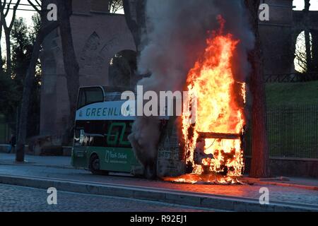 Rome, Italie. Au 18 décembre 2018. Bus touristique le feu à Rome. Credit : LaPresse/Alamy Live News Banque D'Images