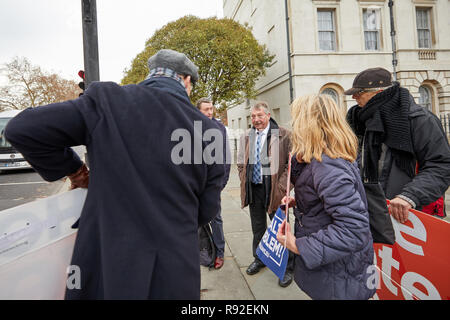 Londres, Royaume-Uni. - 18 décembre 2018 : Sammy Wilson, DUP MP, s'arrête pour parler à laisser les militants en face du parlement avec 100 jours de l'U.K. quitte l'UE Crédit : Kevin J. Frost/Alamy Live News Banque D'Images