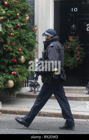 London UK au 18 décembre 2018. Les agents de police armés faire patrouille de routine à Downing Street Crédit : amer ghazzal/Alamy Live News Banque D'Images