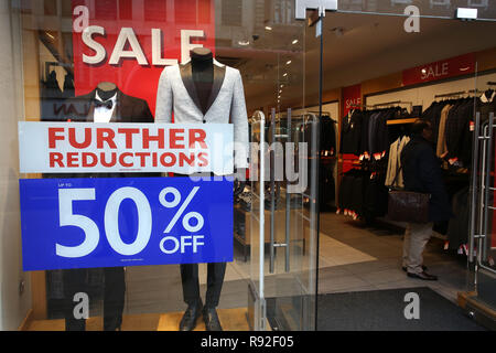 Londres, Royaume-Uni. Au 18 décembre 2018. La crise sur la rue haute est d'intensifier ce Noël, avec les commerçants de se préparer pour la période des fêtes plus silencieux depuis la crise du crédit, selon les prévisions. De nombreux magasins à travers le pays ont prises pour réduire leurs prix et leurs ventes de départ début comme ces dans Oxford Street de Londres. Credit : Nigel Bowles/Alamy Live News Banque D'Images