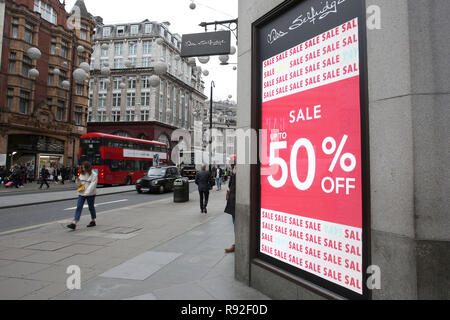 Londres, Royaume-Uni. Au 18 décembre 2018. La crise sur la rue haute est d'intensifier ce Noël, avec les commerçants de se préparer pour la période des fêtes plus silencieux depuis la crise du crédit, selon les prévisions. De nombreux magasins à travers le pays ont prises pour réduire leurs prix et leurs ventes de départ début comme ces dans Oxford Street de Londres. Credit : Nigel Bowles/Alamy Live News Banque D'Images