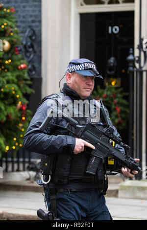 Londres, Royaume-Uni. Au 18 décembre 2018. Un agent de police armé passe devant 10 Downing Street au cours de la dernière réunion du Cabinet avant les vacances de Noël. Credit : Mark Kerrison/Alamy Live News Banque D'Images