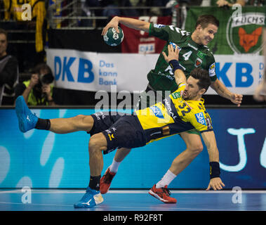 Berlin, Allemagne. Dec 18, 2018. 18.12.2018, Berlin : handball, DHB cup, tour principal, quart de finale, match knockout : Füchse in Berlin Rhein-Neckar Löwen - dans la salle omnisports Max-Schmeling-Halle. Löwens Alexander Petersson (32) descend dans le duel avec Berlin's Bjarki Mar Elisson (4). Credit : Annegret Hilse/dpa/Alamy Live News Banque D'Images