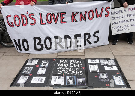 Londres, Royaume-Uni. Au 18 décembre 2018. Le mensuel des travailleurs catholiques de Londres manifestation silencieuse devant l'Office d'accueil se souvient de ceux qui sont morts à cause de frontières et cette semaine était en solidarité avec les # Stansted15 trouvé coupable d'une infraction liée à la terreur pour empêcher pacifiquement un secret d'expulsion en mars dernier vol nolisé et tous les réfugiés. Il a été l'un des nombreux événements à travers le pays contre un verdict Amnesty International a appelé 'un coup écrasant pour les droits de l'homme" et d'une accusation que la plupart se sentent complètement inapproprié pour l'action exclusivement pacifique. Crédit : Peter Marshall/Alamy Live News Banque D'Images