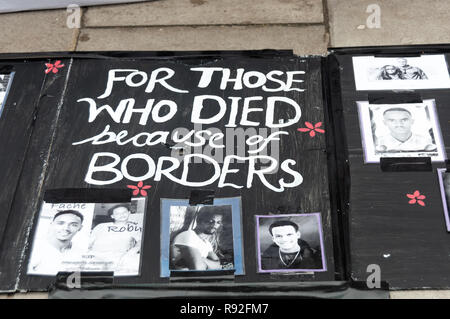 Londres, Royaume-Uni. Au 18 décembre 2018. Le mensuel des travailleurs catholiques de Londres manifestation silencieuse devant l'Office d'accueil se souvient de ceux qui sont morts à cause de frontières et cette semaine était en solidarité avec les # Stansted15 trouvé coupable d'une infraction liée à la terreur pour empêcher pacifiquement un secret d'expulsion en mars dernier vol nolisé et tous les réfugiés. Il a été l'un des nombreux événements à travers le pays contre un verdict Amnesty International a appelé 'un coup écrasant pour les droits de l'homme" et d'une accusation que la plupart se sentent complètement inapproprié pour l'action exclusivement pacifique. Crédit : Peter Marshall/Alamy Live News Banque D'Images