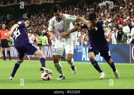 Al Ain, Émirats arabes unis. Dec 18, 2018. Al Ain's Tsukasa Shiotani (C) batailles pour la balle avec River Plate, Ignacio Fernandez (L) et Gonzalo Martinez pendant la Coupe du Monde de Football Club de football match demi-finale entre l'ÉMIRATS ARABES UNIS Al Ain FC et de l'Argentine de River Plate à Hazza Bin Zayed Stadium. Credit : Mohamed Flis/dpa/Alamy Live News Banque D'Images