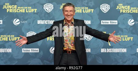 Essen, Allemagne. Dec 18, 2018. Rudolf acteur Kowalski vient à la première du film "der junge muss an die frische Luft'. Le film raconte l'histoire de l'enfance de l'artiste Hape Kerkeling à partir du 27 décembre. Crédit : Caroline Seidel/dpa/Alamy Live News Banque D'Images