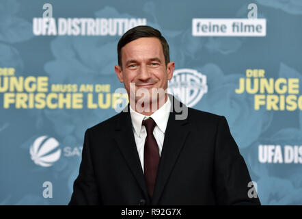 Essen, Allemagne. Dec 18, 2018. Sönke Möhring acteur vient à la première du film "der junge muss an die frische Luft'. Le film raconte l'histoire de l'enfance de l'artiste Hape Kerkeling à partir du 27 décembre. Crédit : Caroline Seidel/dpa/Alamy Live News Banque D'Images