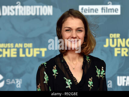 Essen, Allemagne. Dec 18, 2018. L'actrice Luise Heyer vient à la première du film "der junge muss an die frische Luft'. Le film raconte l'histoire de l'enfance de l'artiste Hape Kerkeling à partir du 27 décembre. Crédit : Caroline Seidel/dpa/Alamy Live News Banque D'Images